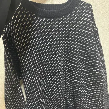 네이비와 화이트 니트 스웨터