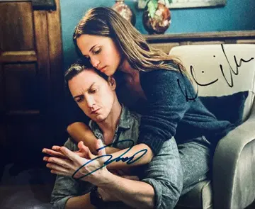 제임스 맥어보이 & 알리시아 비칸데르 친필 사인 사진 c0