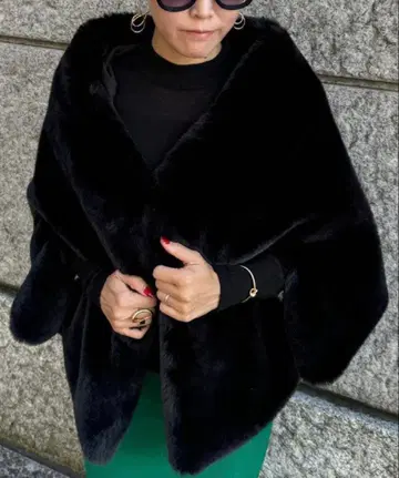 미사용 택 포함 JENNE 제뉴 리치 볼륨 퍼 케이프 블랙