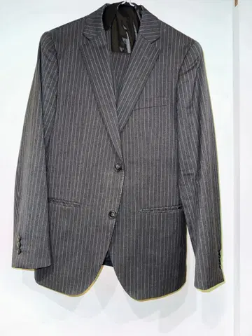 그레이 핀스트라이프 비즈니스 정장 세트