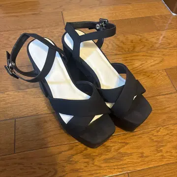 블랙 스트랩 통굽 힐 샌들