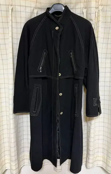 블랙 트렌치코트 지퍼 포켓 부착