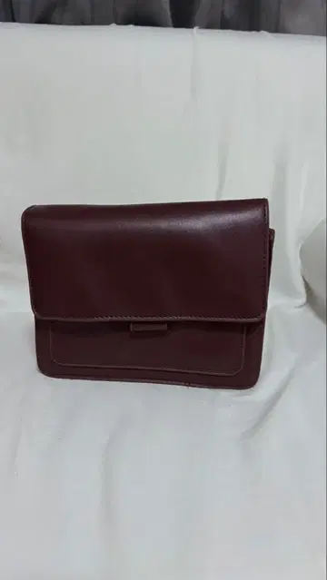 버건디 가죽 숄더백