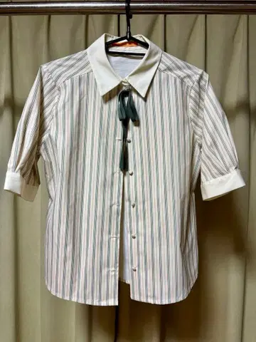 Fint 스트라이프 리본 포함 반팔 셔츠