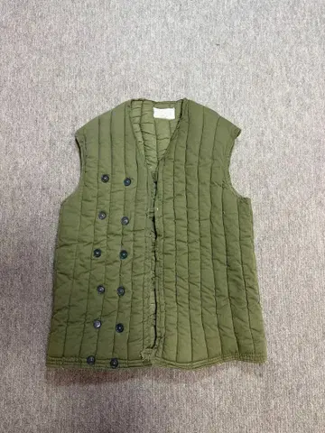 올리브 그린 퀼팅 다운 베스트 M