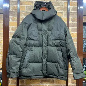 올리브 그린 후드 부착 다운 자켓