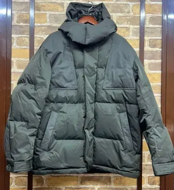 올리브 그린 후드 부착 다운 자켓