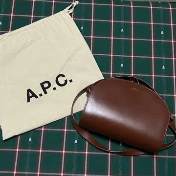 A.P.C. 아페쎄 하프문 가죽 숄더백 주머니 포함