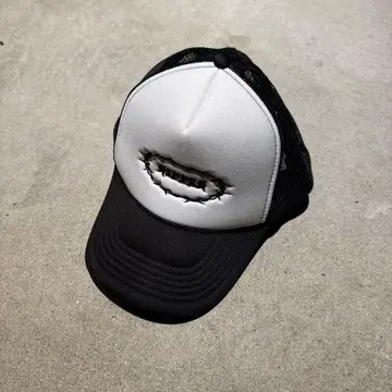 메쉬 캡 화이트와 블랙 로고 디자인