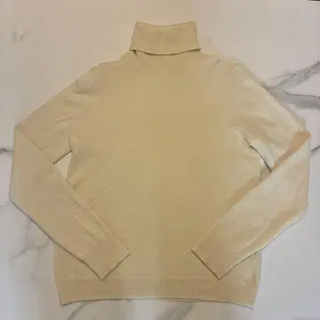 캐시미어 100% 크림색 터틀넥 니트