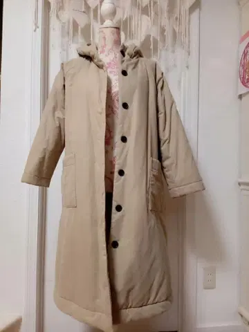 후드 부착 베이지 롱 코트 보아 안감