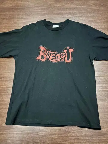 [BLESS U] 로고 프린트 티셔츠 블랙 브레스유