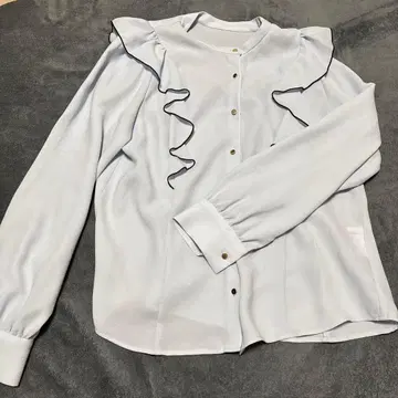 [새상품급] 라 부티크 봉봉 프릴 블라우스 라이트 블루