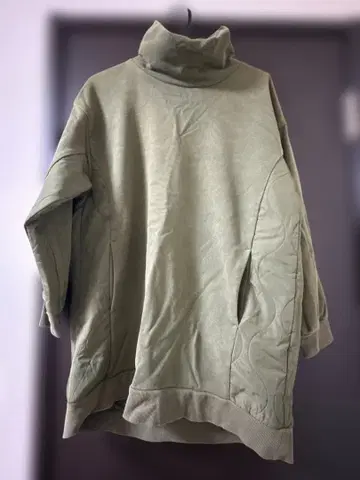 올리브 그린 터틀넥 상의