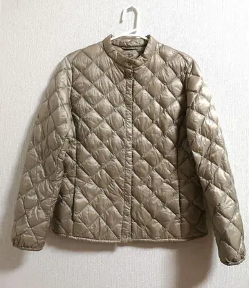 유니클로 노카라 울트라 라이트 다운 자켓 베이지 계열 XL