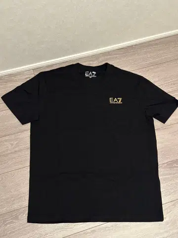EA7 블랙 티셔츠 골드 로고