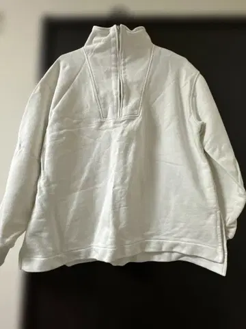 화이트 하이넥 맨투맨