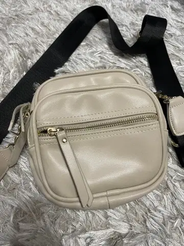 베이지색 숄더백, 지퍼 2개 달린 것