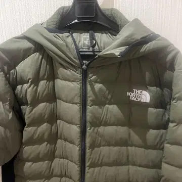 THE NORTH FACE 후드 부착 다운 자켓 올리브 그린