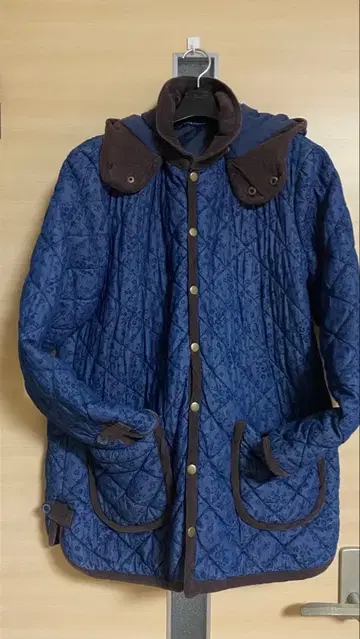 드럭스토어의 네이비 퀼팅 자켓 후드 부착