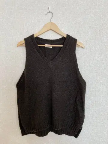 아라크리티 콜로니 V넥 니트 베스트