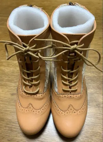 미사용 새상품 레이스업 부츠 베이지 중간 힐