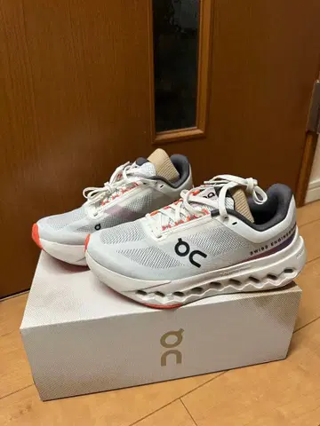 On Cloudstratus 화이트/오렌지 스니커즈