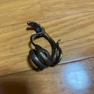 뱀 디자인의 금속제 반지