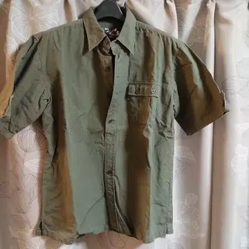 올리브 그린 반팔 셔츠 가슴 포켓 부착