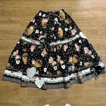 핑크하우스 하트 와펜 부착 딸기 프린트 스커트 블랙