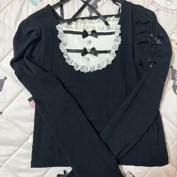 NOEMIE 노에미 아가씨 백 레이스업 플레어 슬리브 티셔츠