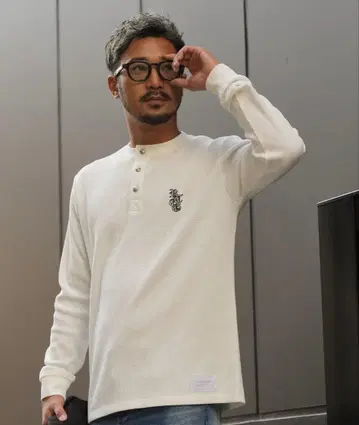 RTEG 화이트 헨리넥 티셔츠