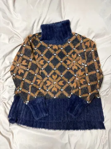 &Love 스웨터 M 스트레이트얀 페더얀 하이넥