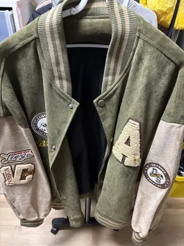 올리브 그린 바시티 자켓 자수 패치 포함