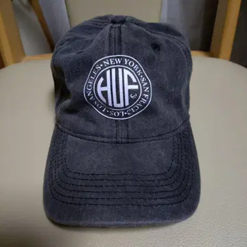 다크 그레이 로고 자수 캡