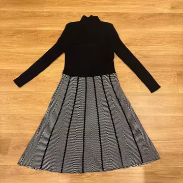 니트 절개 플레어 원피스 블랙 화이트 패턴 긴팔 M 상당 고급 A라인