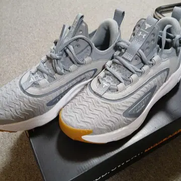 UNDER ARMOUR 그레이 물결 패턴 스니커즈