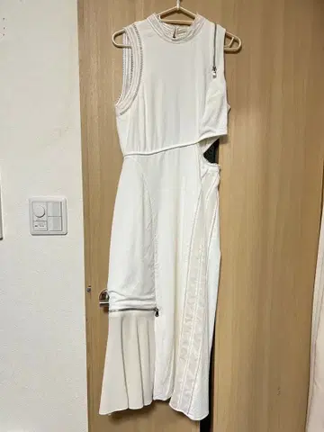 변덕스러운 판매 가격 인하 불가 3.1 필립림 컷 아웃 드레스 US2