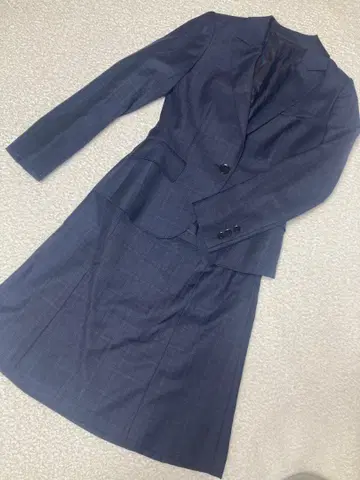 네이비 체크 무늬 스커트 수트