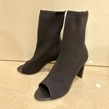 블랙 오픈토 삭스 부츠