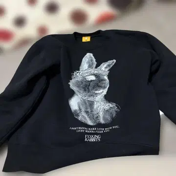 토끼 그래픽 블랙 맨투맨