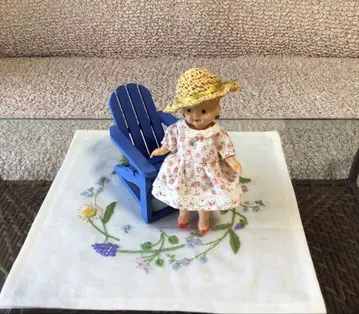 꽃무늬 드레스와 밀짚모자를 쓴 셀룰로이드 인형