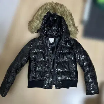 블랙 광택 다운 자켓 퍼 탈부착 가능