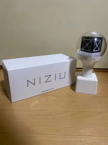 NIZIU 공식 라이트 스틱 화이트
