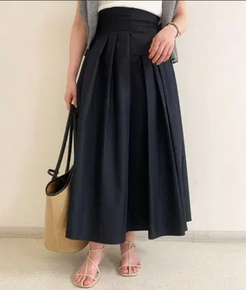 미라 오웬 Mila Owen 랜덤 턱 하이웨스트 플레어 스커트