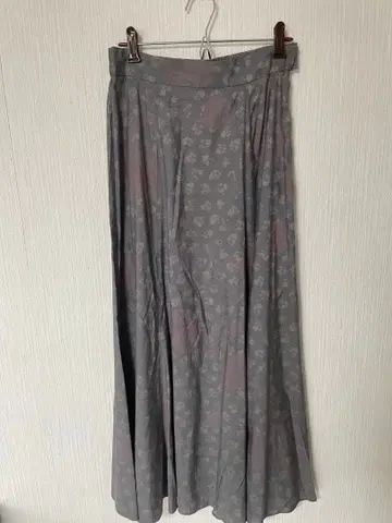 AMERI 그레이 플라워 프린트 플레어 스커트