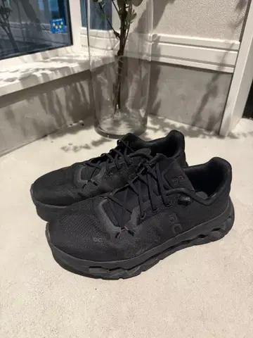 On Cloudstratus 블랙 스니커즈