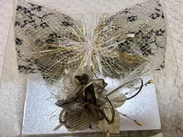 리본형 머리 장식과 브로치 블랙 골드