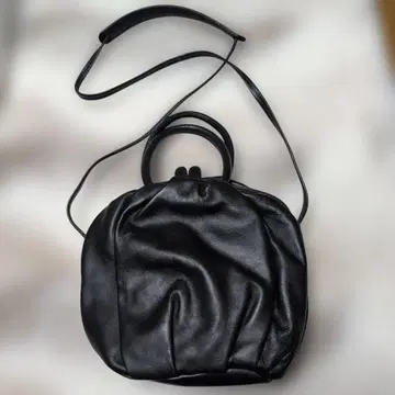 ear 블랙 가죽 숄더백