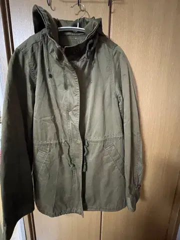 올리브색 후드 부착 밀리터리 자켓